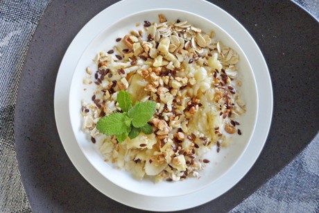 Bananenmüsli mit Honig und Walnüssen