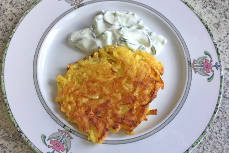 Kartoffelpuffer mit Rahmgurken