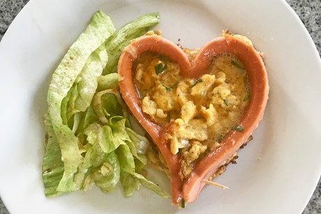 Eierspeis Herz mit Würstel