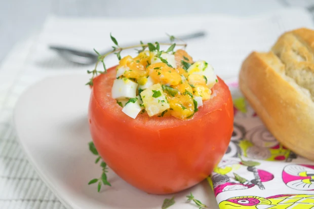 Gef&uuml;llte Tomate mit Ei und Weissbrot