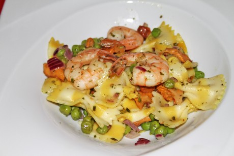 Zitronige Pasta mit Garnele, Eierschwammerl und Erbsen