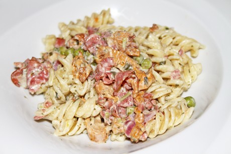 Fusili mit Eierschwammerl, Erbsen und Prosciutto