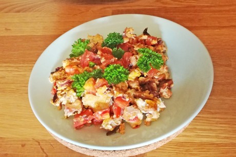 Eierschwammerl mit Ei und Tomaten