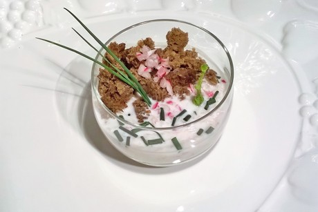 Radieschen-Kaltschale mit Pumpernickel