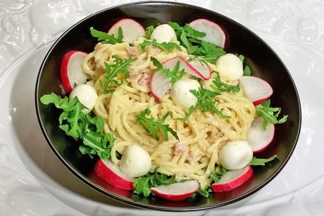 Spaghetti mit Schinken, Radieschen, Mozzarella und Rucola