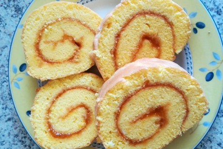 Omas Biskuitroulade