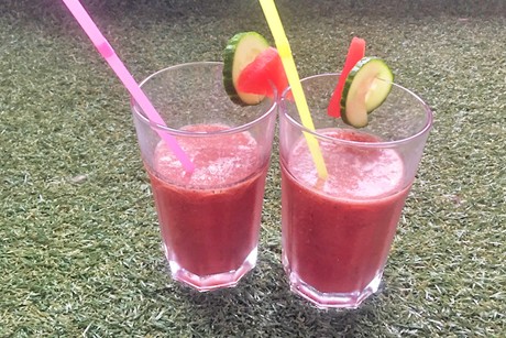 Smoothie mit Wassermelone, Gurke und Minze