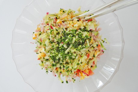 Bunter Zucchini-Kritharáki-Salat mit Schinken und Ei