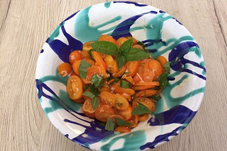 Tomatensalat mit Basilikum