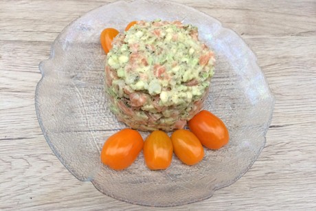 Lachstatar mit Avocado