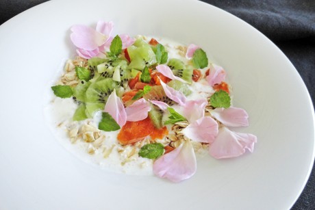 Marillen-Kiwi-Rosenblüten-Müsli