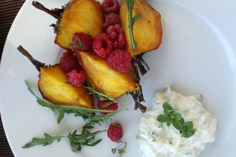 Gebackene orange Rüben mit Himbeer Vinaigrette und Tsatsiki