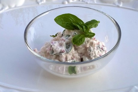 Cottage cheese mit Radieschen und Basilikum