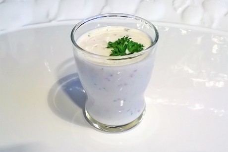 Trinkjoghurt mit Radieschen und Petersilie
