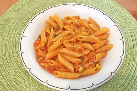 One Pot Pasta mit Zucchini-Schinken-Tomatensauce