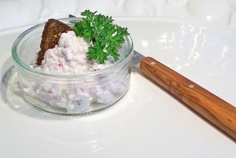 Hüttenkäse mit Chili, Vollkornbrot und Petersilie