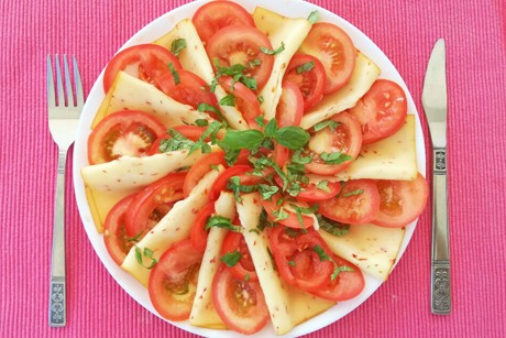 Pfefferoni-Räucherkäse mit Tomaten