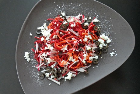 Rohkostsalat mit schwarzen Oliven