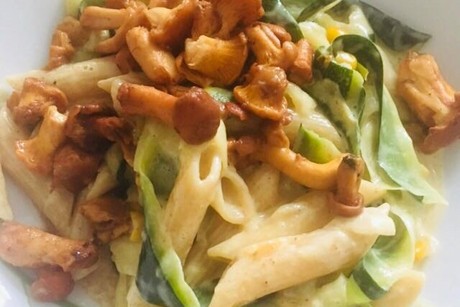 Vollkornnudeln mit Zucchini und Eierschwammerl
