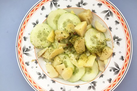 Klassischer Gurken-Erdäpfel-Salat