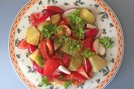 Sommersalat mit Erdäpfel, Tomaten und Radieschen