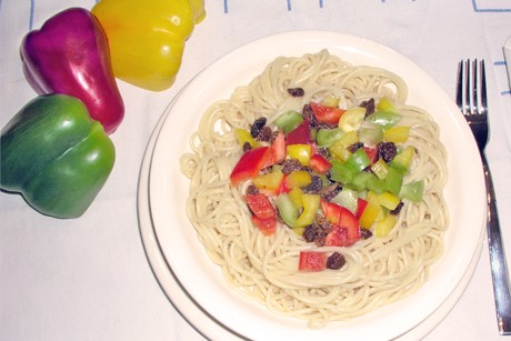 Spaghetti mit kalter Paprikasauce