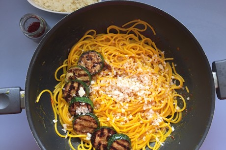 Safranspaghetti mit gegrillten Zucchini