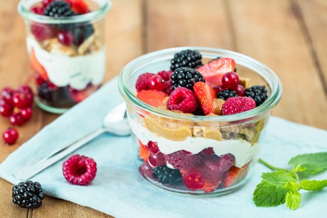 Schichtdessert mit Beeren, salty Caramel und Brunch Natur
