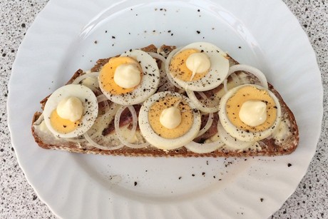 Sardellen-Ei-Brot
