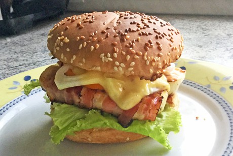 Burger mit gegrilltem Halloumi
