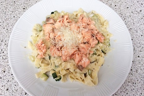 Bandnudeln mit Zucchinisauce und Lachs