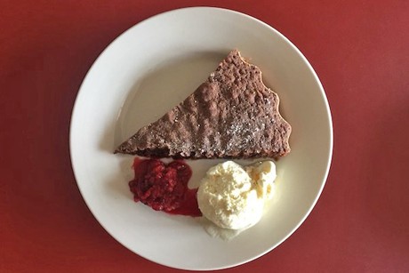 Gewürzkuchen mit Himbeeren und Vanilleeis