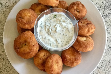 Gebackene Champignons mit Sauerrahmdip