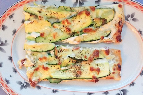 Blätterteigfladen mit Frischkäse und Zucchini
