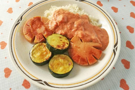 Wurst- und Zucchinräder mit Reis und Tomatensauce