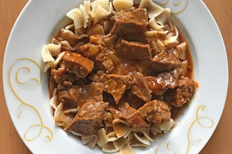 Rindsgulasch mit Nudeln