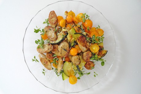 Gemüsegröstl mit (fleischlosen) Rostbratwürstchen