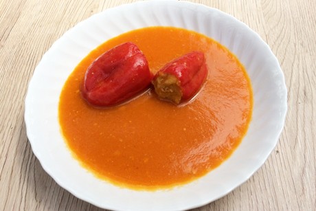 Orangene Paradeissauce mit gefüllten Snackpaprika
