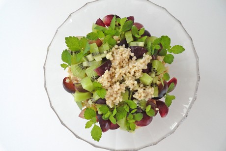 Süße Goldhirse mit blauen Trauben und Kiwi