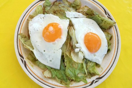 Spiegelei auf grünem Salat