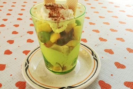 Obstdessert mit Vanilleeis