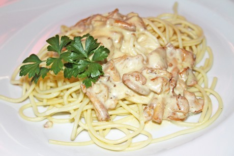 Spaghetti Carbonara alla Brunch mit Eierschwammerl