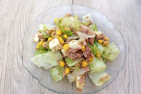 Salat mit Thunfisch, Mais und Mozzarella