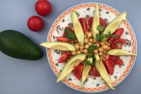Kichererbsensalat mit Avocado, Tomaten und Koriander