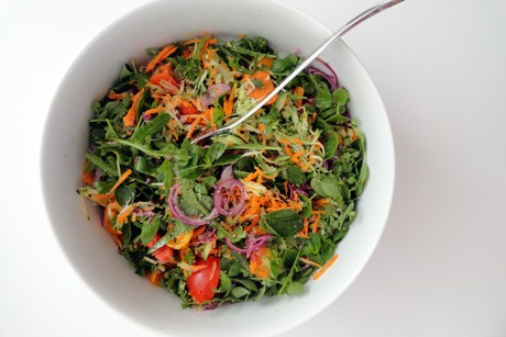 Zucchini-Karottensalat mit Paradeisern und Kräutern