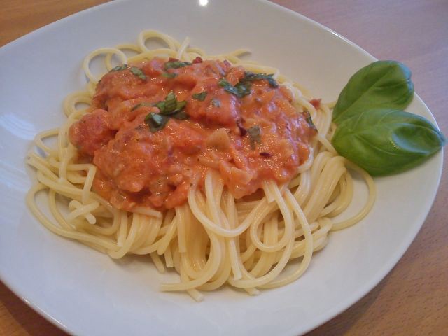 Spaghetti mit Sahnesauce mit Tomaten &amp; Speck - Rezept