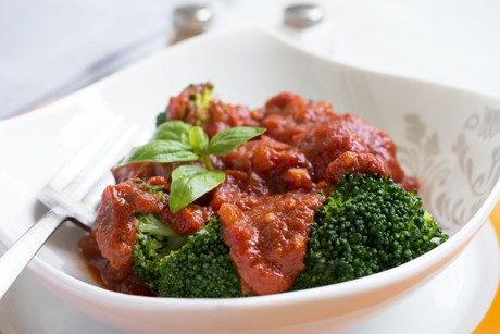 Brokkoli mit Tomatensauce