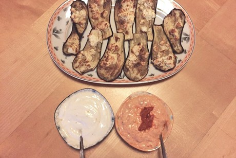 Aubergine mit zweierlei Dipsaucen