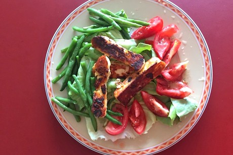 Blattsalat mit Fisolen, Tomaten und Halloumistreifen