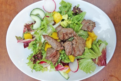 Blattsalat mit Mango und Rinderfiletspitzen